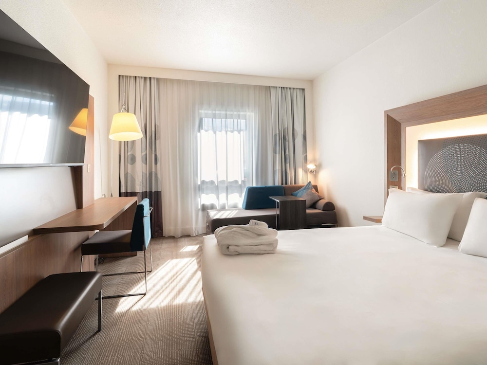 Habitación familiar Executive con una cama doble y un sofá cama individual del hotel Novotel Paris Rueil Malmaison