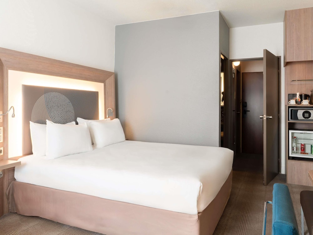 Habitación familiar Executive con una cama doble y un sofá cama individual del hotel Novotel Paris Rueil Malmaison. Foto 2