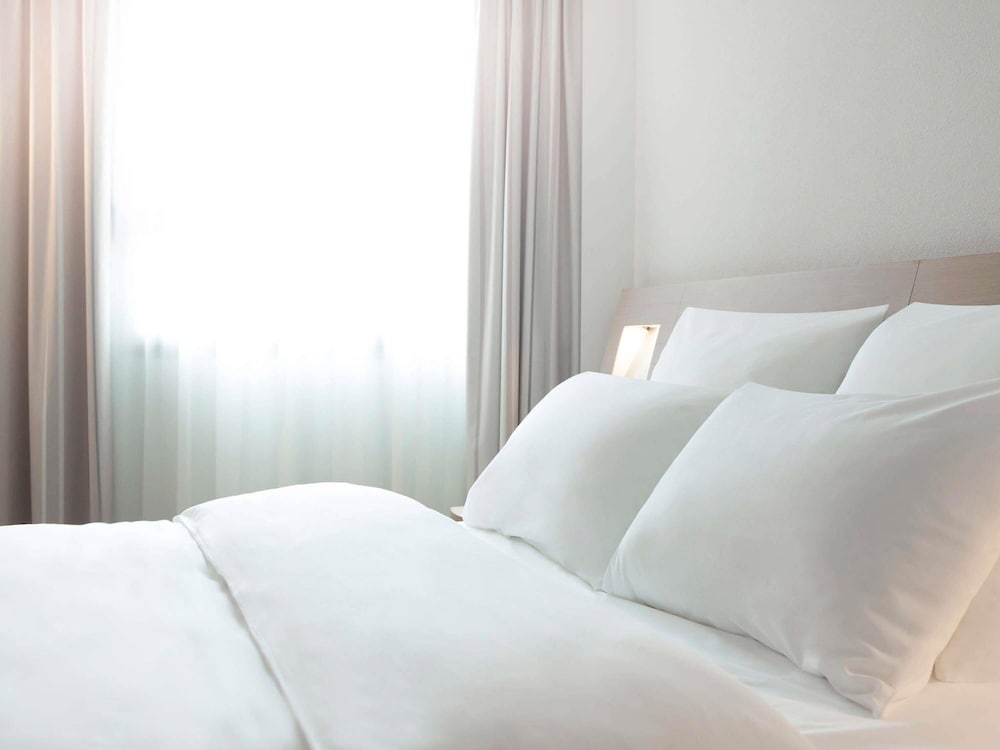 Habitación familiar Executive con una cama doble y un sofá cama individual del hotel Novotel Paris Rueil Malmaison. Foto 5