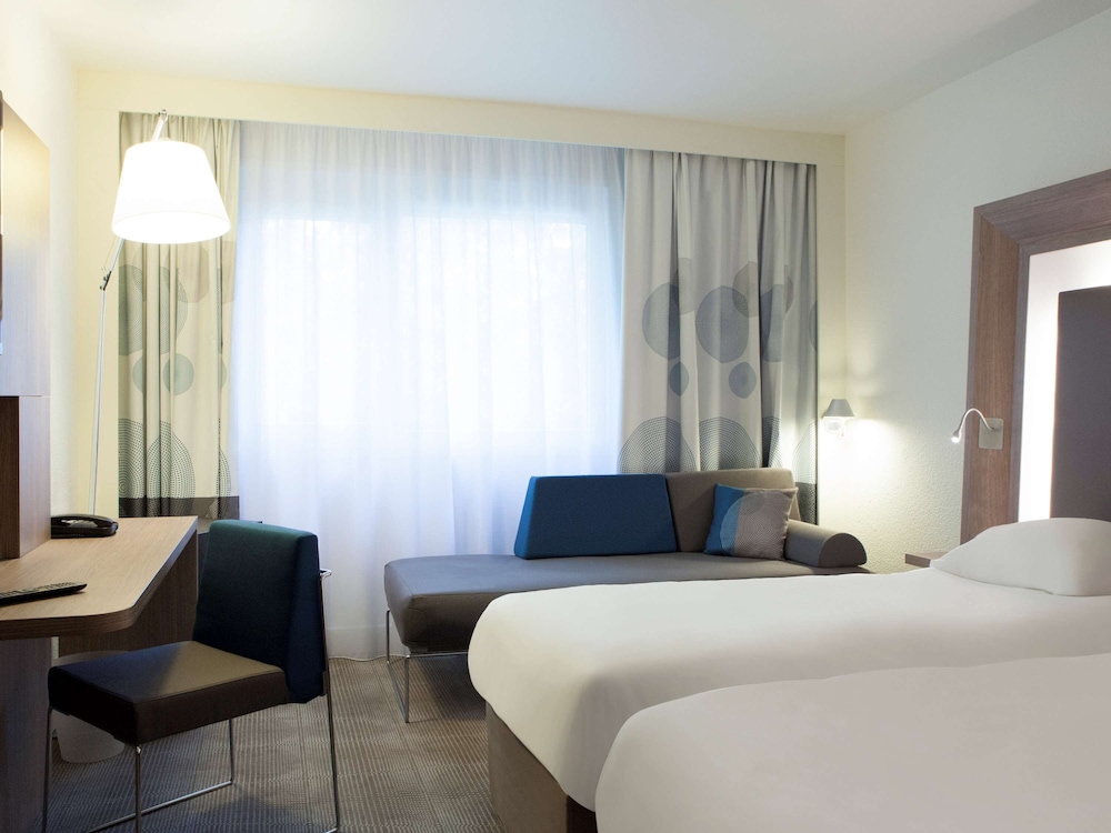 Habitación Classic con una cama doble del hotel Novotel Paris Rueil Malmaison. Foto 1