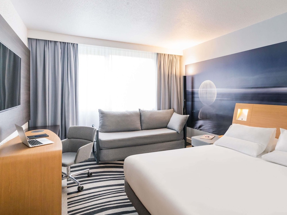 Habitación Clásica con 1 cama doble y 2 sofás - cama dobles del hotel Novotel Paris Saclay