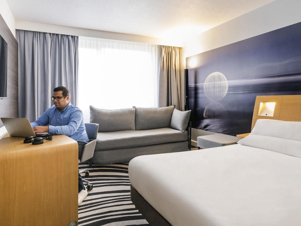 Habitación Clásica con 1 cama doble y 2 sofás - cama dobles del hotel Novotel Paris Saclay. Foto 1