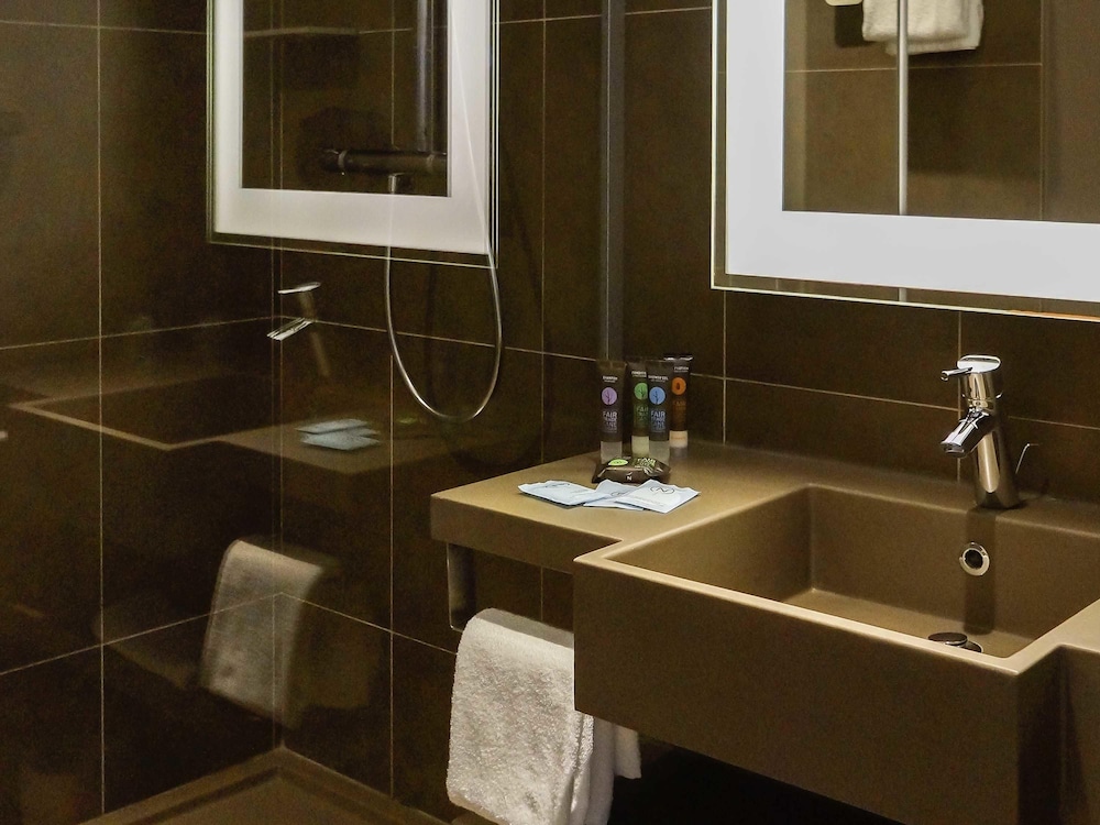 Habitación Clásica con 1 cama doble y 2 sofás - cama dobles del hotel Novotel Paris Saclay. Foto 2