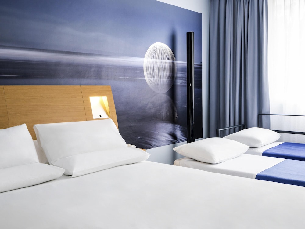 Habitación Clásica con 1 cama doble y 2 sofás - cama dobles del hotel Novotel Paris Saclay. Foto 3