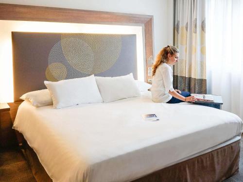 Suite con 1 cama doble del hotel Novotel Paris Saclay. Foto 1