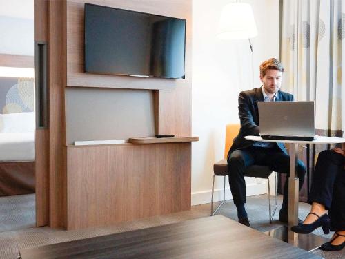 Suite con 1 cama doble del hotel Novotel Paris Saclay. Foto 2