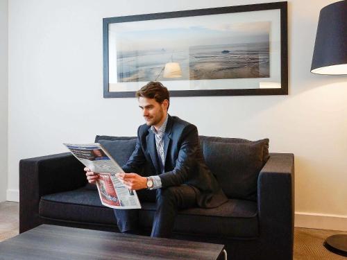 Suite con 1 cama doble del hotel Novotel Paris Saclay. Foto 3