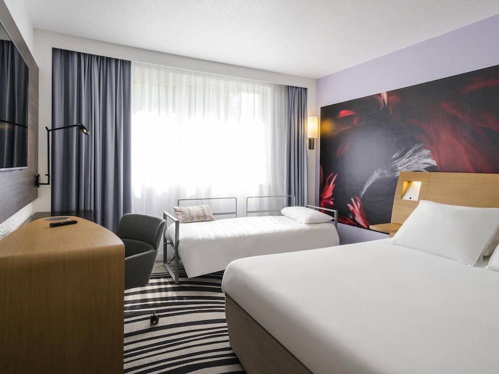 Habitación Clásica con 1 cama doble y 1 sofá - cama individual del hotel Novotel Paris Saclay. Foto 2