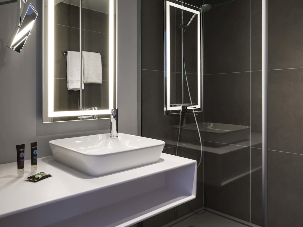 Habitación Clásica con camas individuales del hotel Novotel Paris Saclay. Foto 3