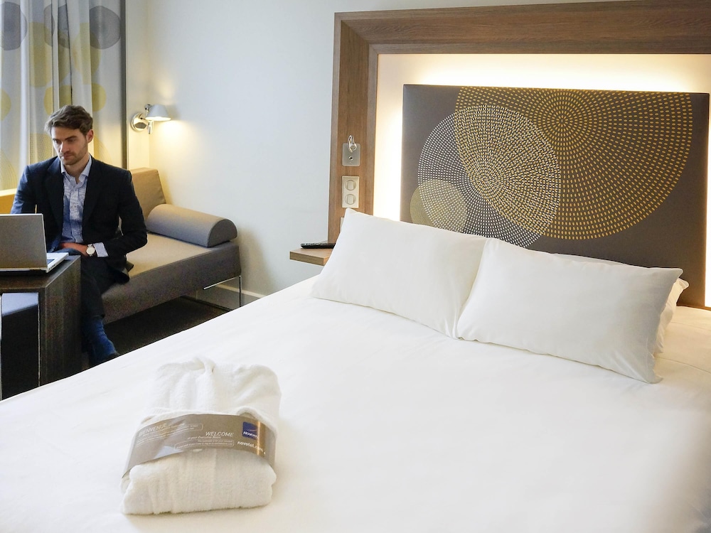 Habitación Ejecutiva con cama doble del hotel Novotel Paris Saclay. Foto 1