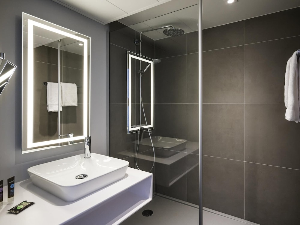 Habitación Ejecutiva con cama doble del hotel Novotel Paris Saclay. Foto 2