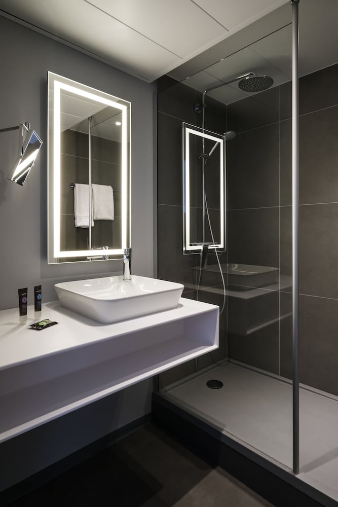 Habitación Ejecutiva con cama doble del hotel Novotel Paris Saclay. Foto 3