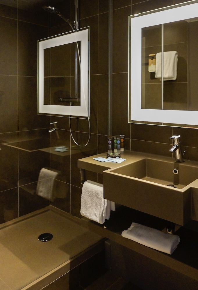 Habitación Clásica con 1 cama doble y 2 sofás - cama dobles del hotel Novotel Paris Saclay. Foto 5