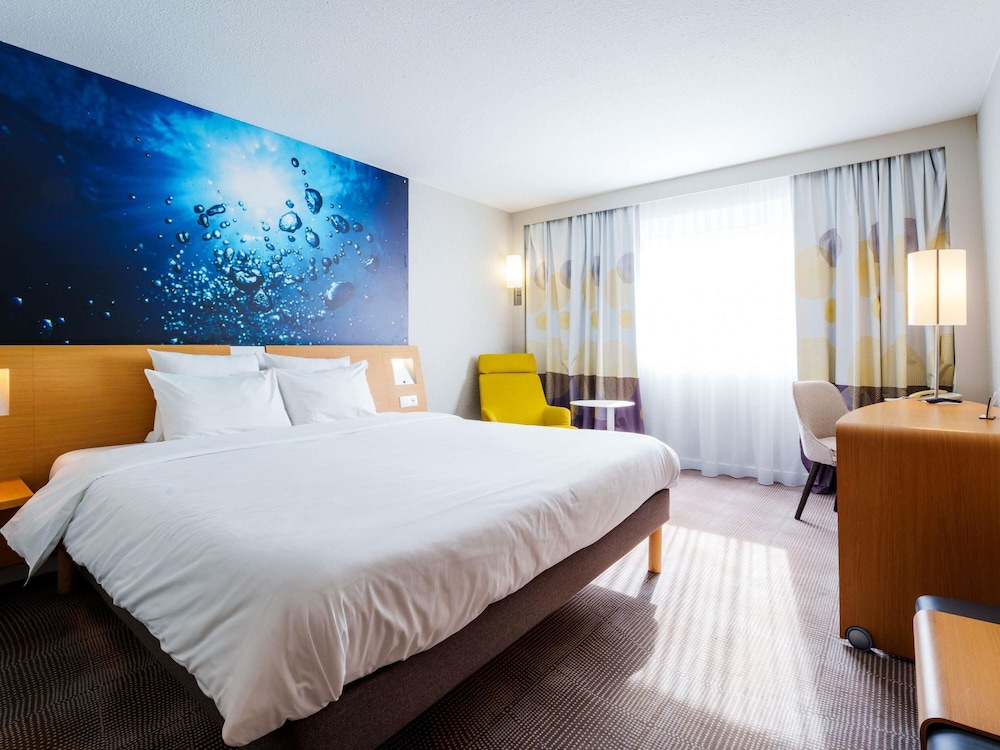 Habitación Ejecutiva con cama doble y sofá - cama individual del hotel Novotel Saint Avold