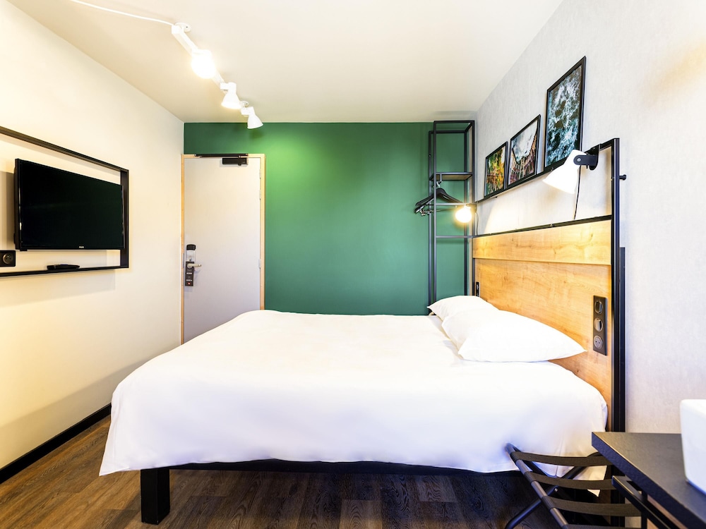 Habitación Standard con una cama doble del hotel IBIS PAU CENTRE. Foto 3