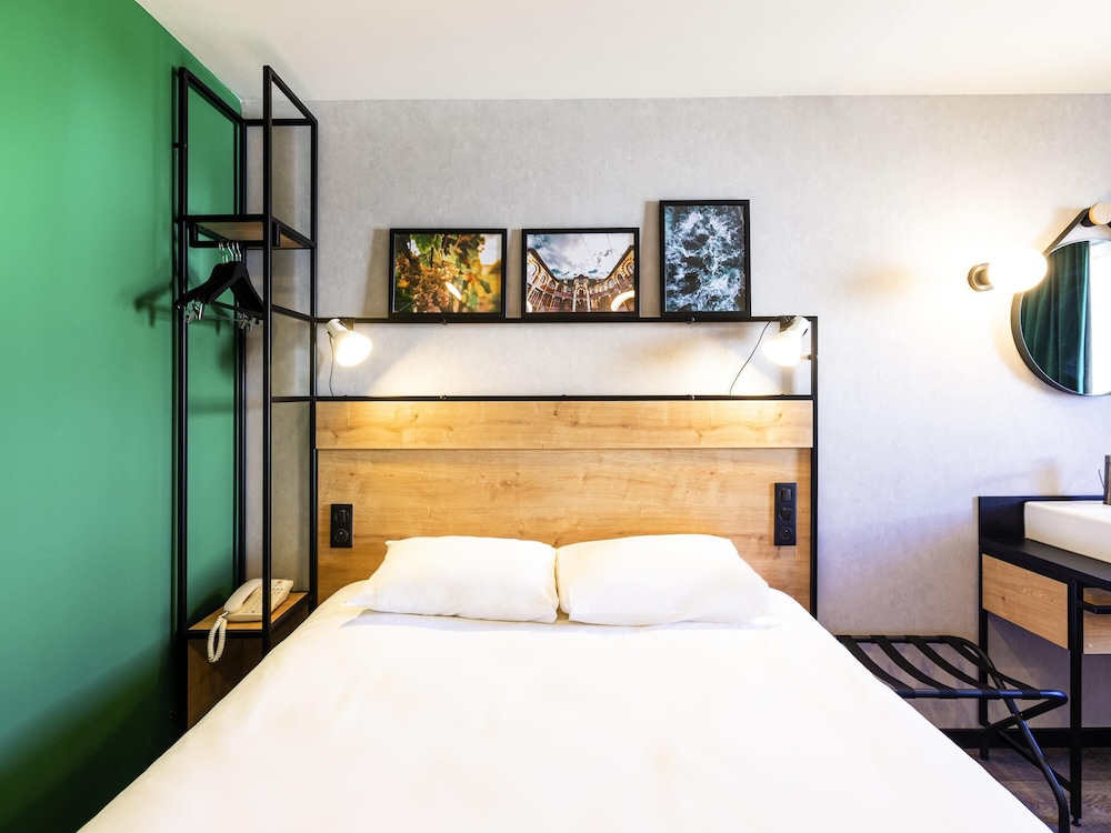 Habitación Standard con una cama doble del hotel IBIS PAU CENTRE. Foto 5
