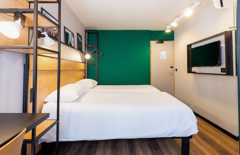 Habitación Standard con dos camas individuales del hotel IBIS PAU CENTRE. Foto 3