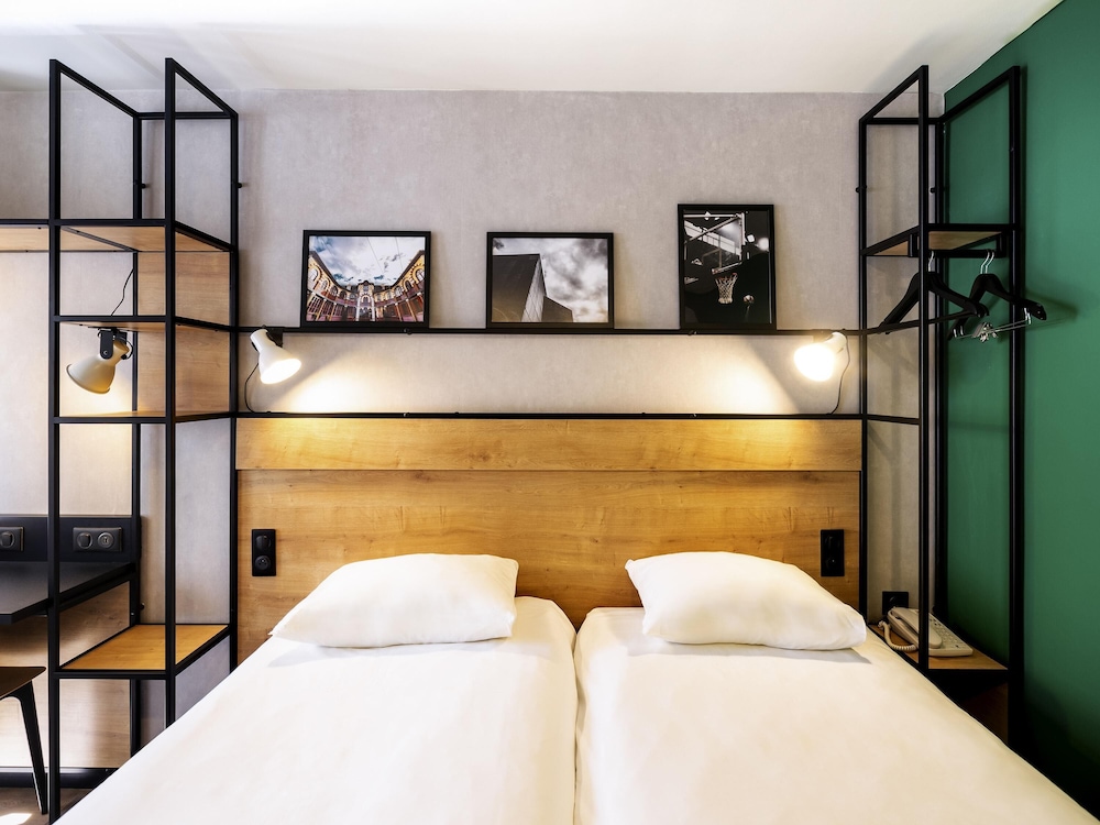 Habitación Standard con dos camas individuales del hotel IBIS PAU CENTRE. Foto 6