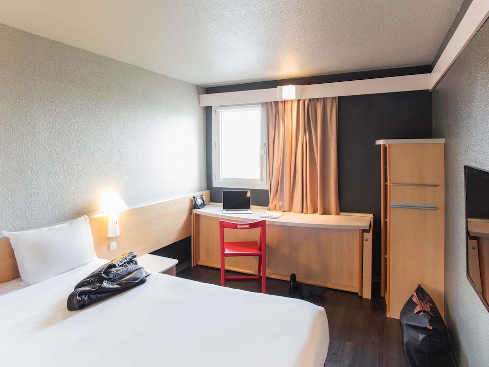 Habitación Standard con una cama doble del hotel Ibis Pau Lescar. Foto 3
