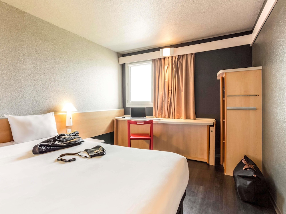 Habitación Standard con una cama doble y una cama individual del hotel Ibis Pau Lescar. Foto 1