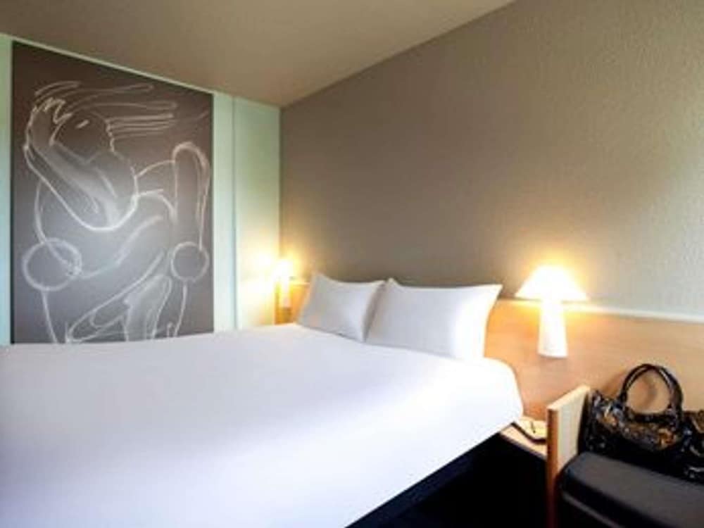 Habitación Standard con una cama doble y una cama individual del hotel Ibis Pau Lescar. Foto 4