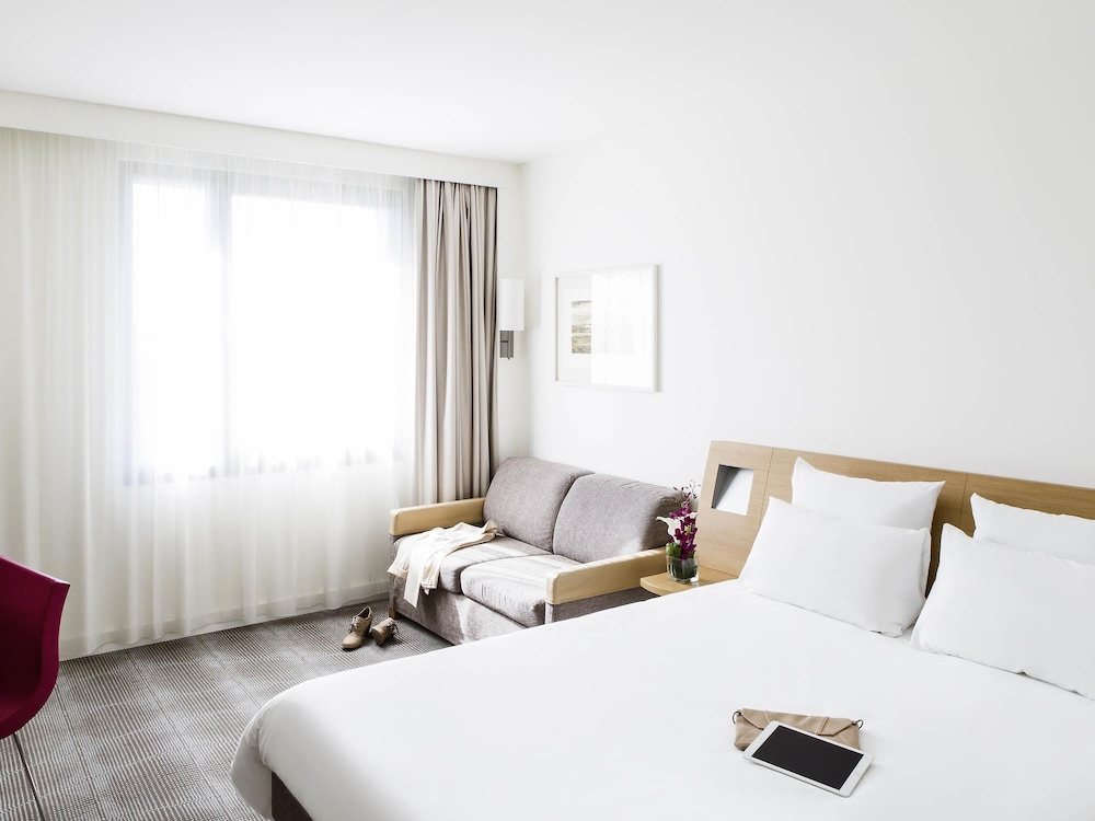 Habitación Classic con una cama doble y un sofá cama individual del hotel Novotel Pau Pyrénées. Foto 9
