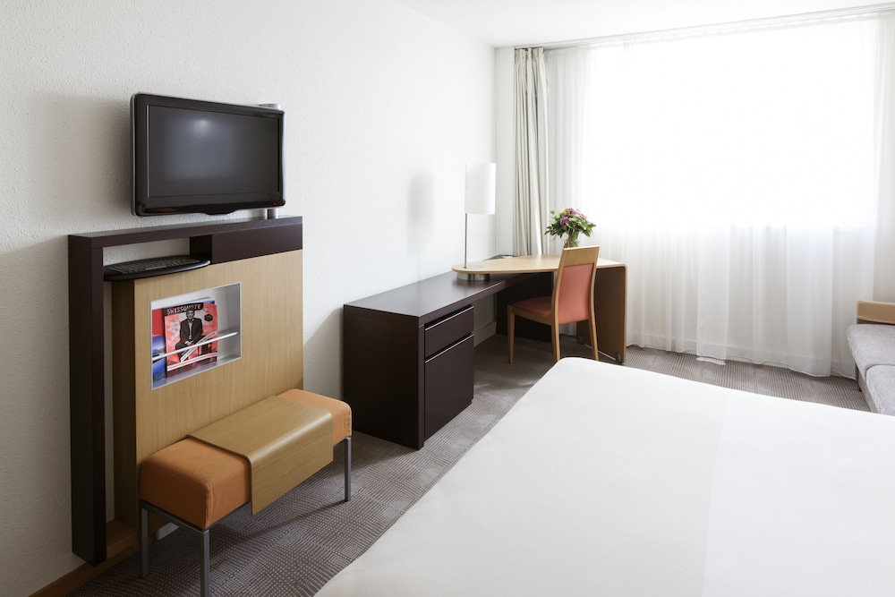 Habitación Classic con una cama doble y un sofá cama individual del hotel Novotel Pau Pyrénées. Foto 14