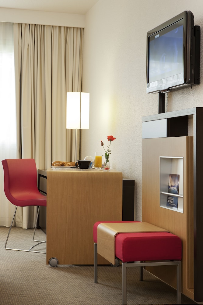 Habitación Classic con una cama doble y un sofá cama individual del hotel Novotel Pau Pyrénées. Foto 16