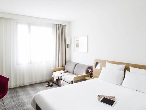 Habitación Classic con una cama doble y un sofá cama doble del hotel Novotel Pau Pyrénées. Foto 4