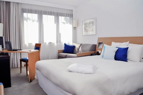 Habitación Classic con una cama doble y un sofá cama doble del hotel Novotel Pau Pyrénées. Foto 11