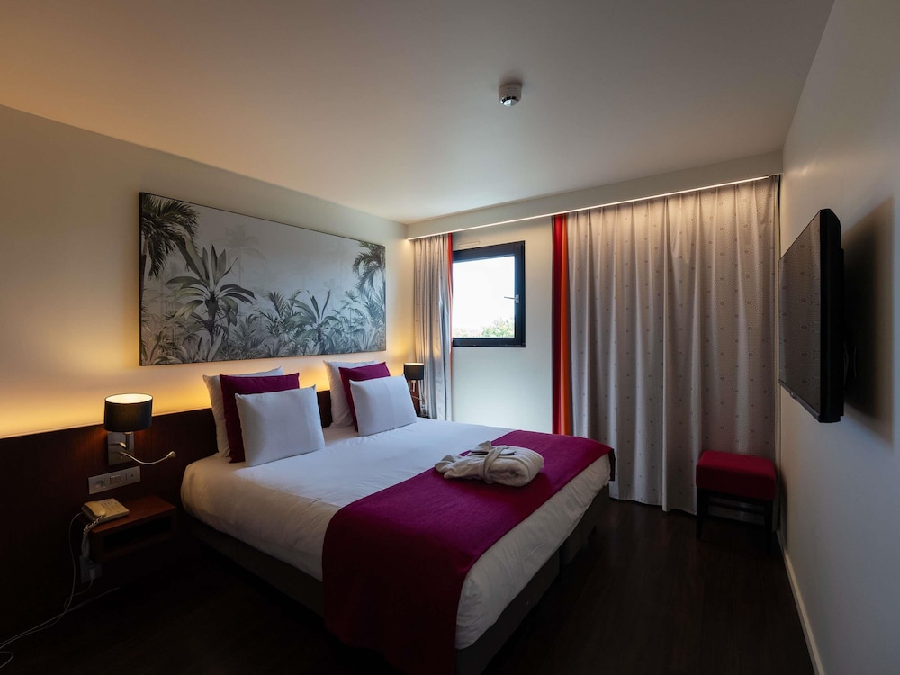 Habitación en planta superior con 1 cama doble y 1 sofá, dúplex del hotel Mercure Perpignan Centre