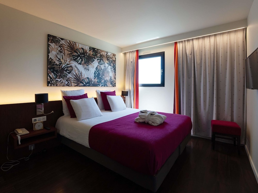 Habitación en planta superior con 1 cama doble y 1 sofá, dúplex del hotel Mercure Perpignan Centre. Foto 1