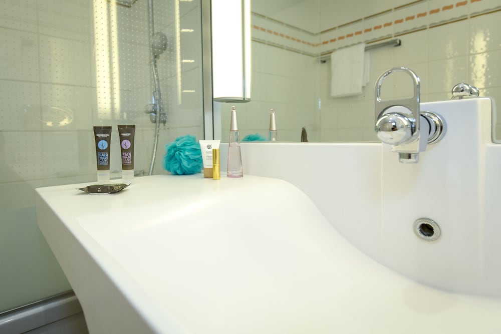 Habitación Superior con 1 cama queen size y 1 sofá del hotel Novotel Perpignan Nord Rivesaltes. Foto 8