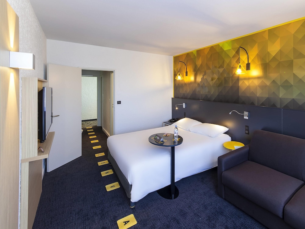 HABITACIÓN CON UNA CAMA DE 160x200 Y UN SOFÁ - CAMA DE 140x200 del hotel Ibis Styles Poitiers Nord. Foto 1
