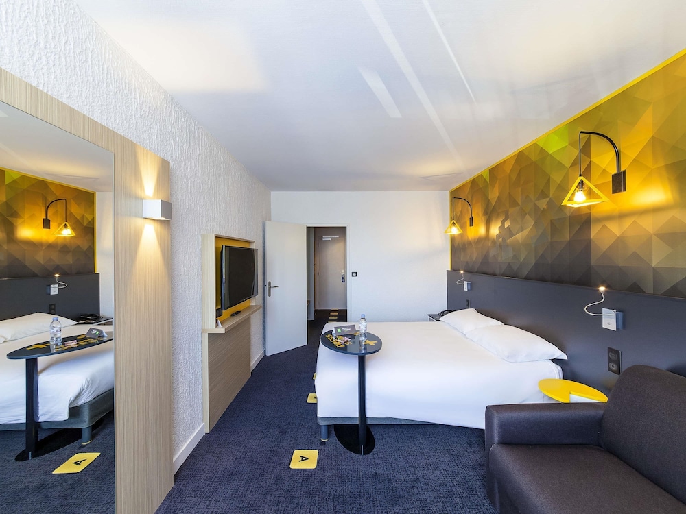 HABITACIÓN CON UNA CAMA DE 160x200 Y UN SOFÁ - CAMA DE 140x200 del hotel Ibis Styles Poitiers Nord. Foto 4