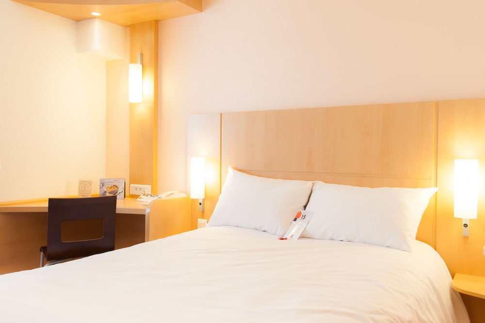 Habitación Estándar con cama doble del hotel IBIS POITIERS CENTRE. Foto 1