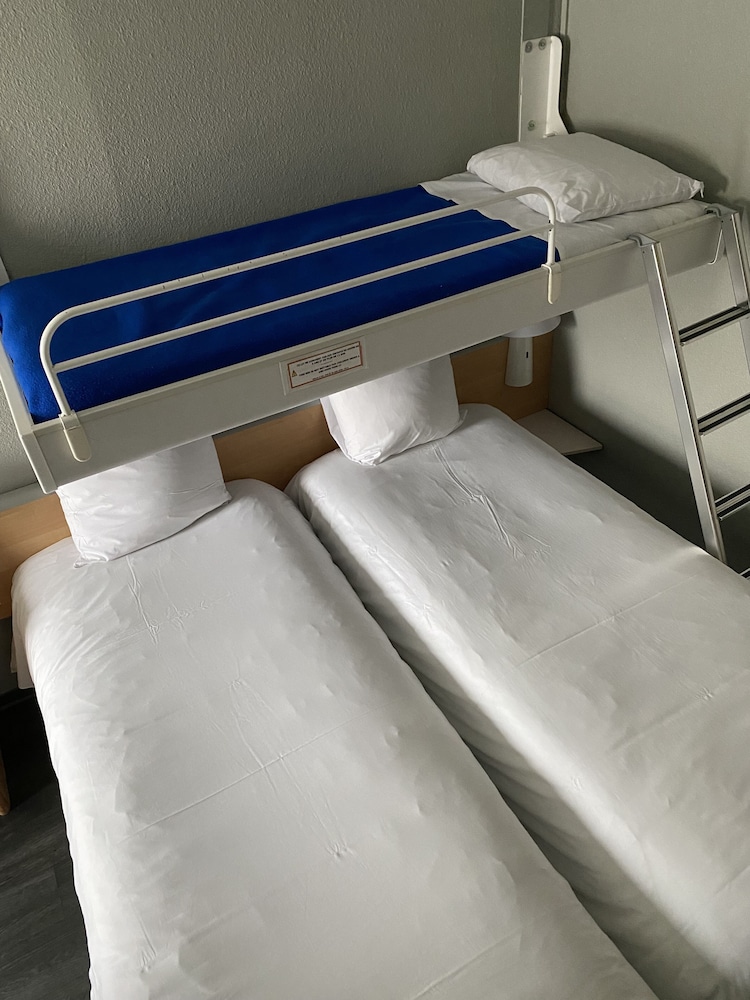Habitación estándar con 2 camas individuales del hotel IBIS POITIERS CENTRE. Foto 1