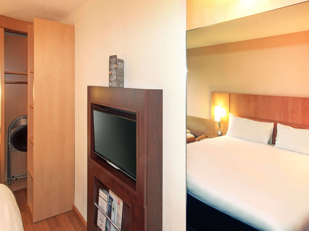 Habitación Standard con una cama doble del hotel Ibis Poitiers Sud. Foto 3
