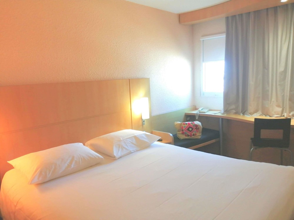 Habitación Standard con una cama doble del hotel Ibis Poitiers Sud. Foto 6