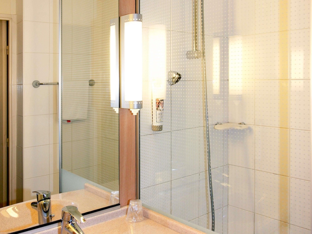 Habitación Standard con dos camas individuales del hotel Ibis Poitiers Sud. Foto 2