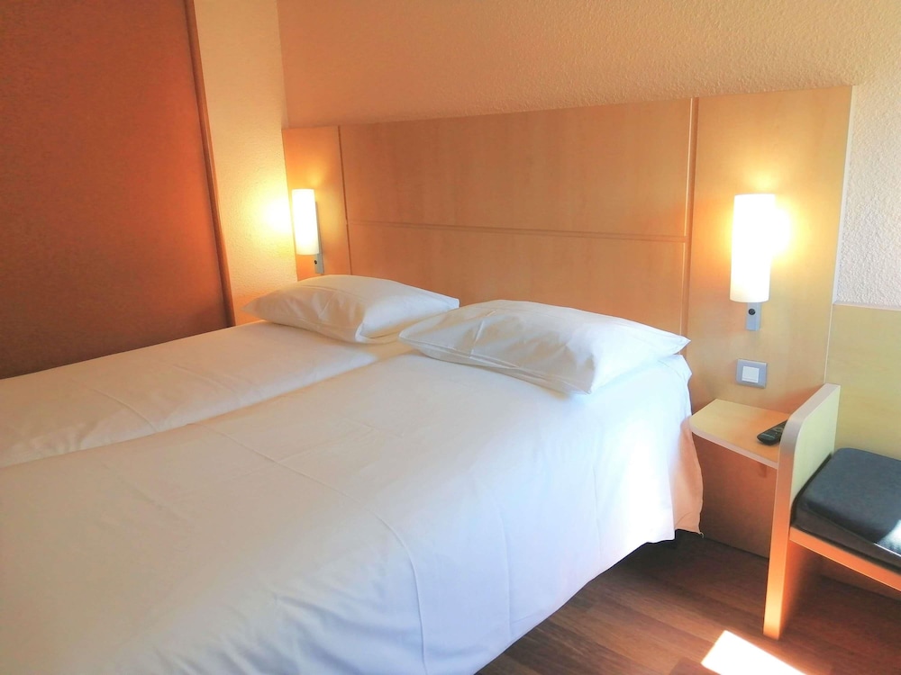 Habitación Standard con dos camas individuales del hotel Ibis Poitiers Sud. Foto 5