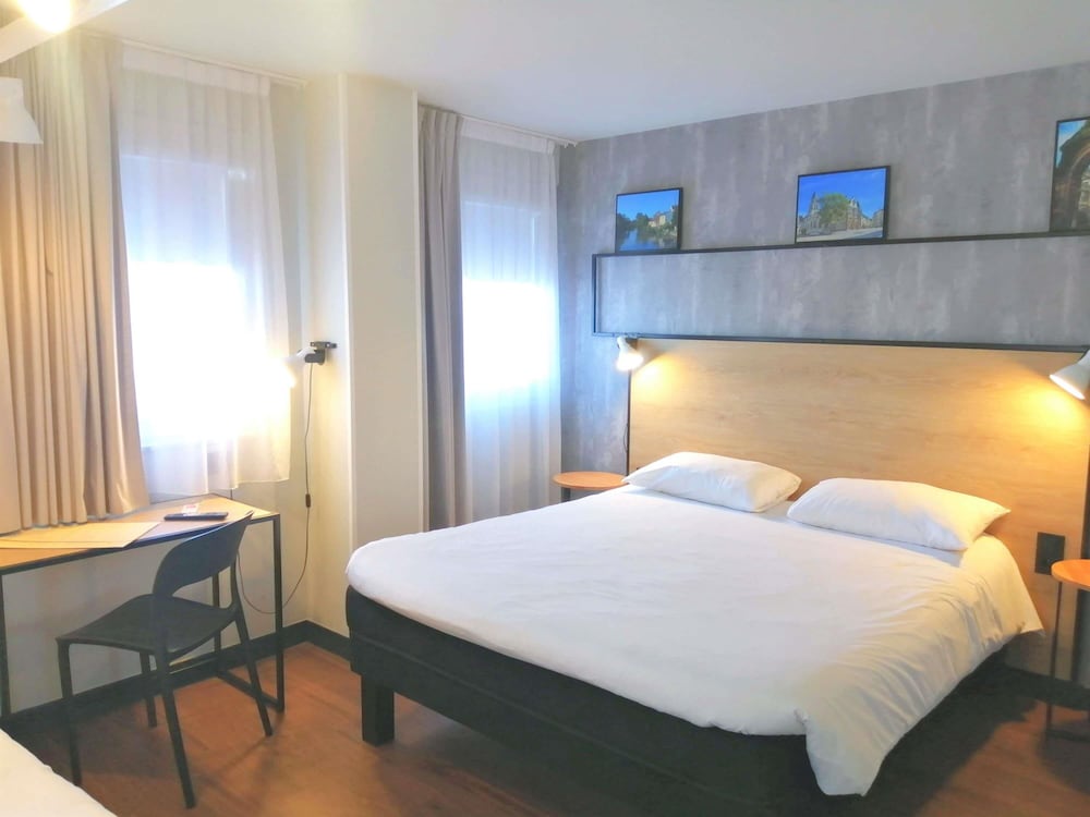 Habitación Standard con una cama doble y una cama individual del hotel Ibis Poitiers Sud
