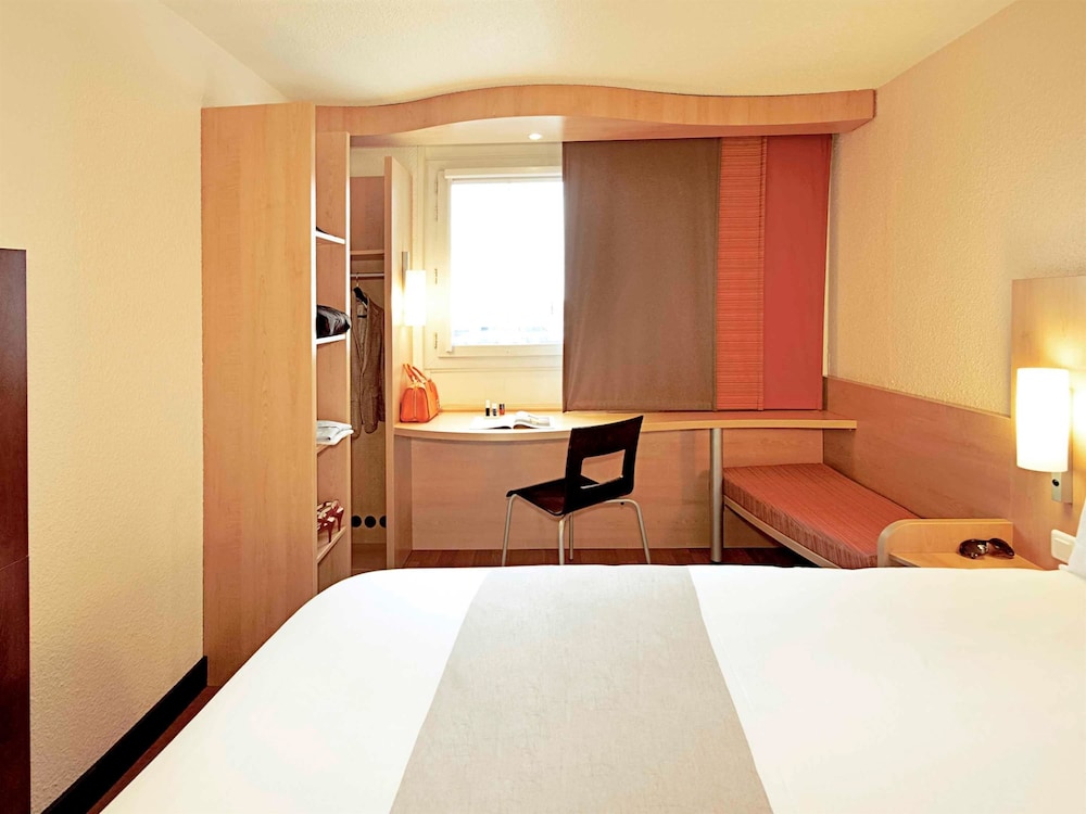 Habitación Standard con una cama doble y una cama individual del hotel Ibis Poitiers Sud. Foto 1