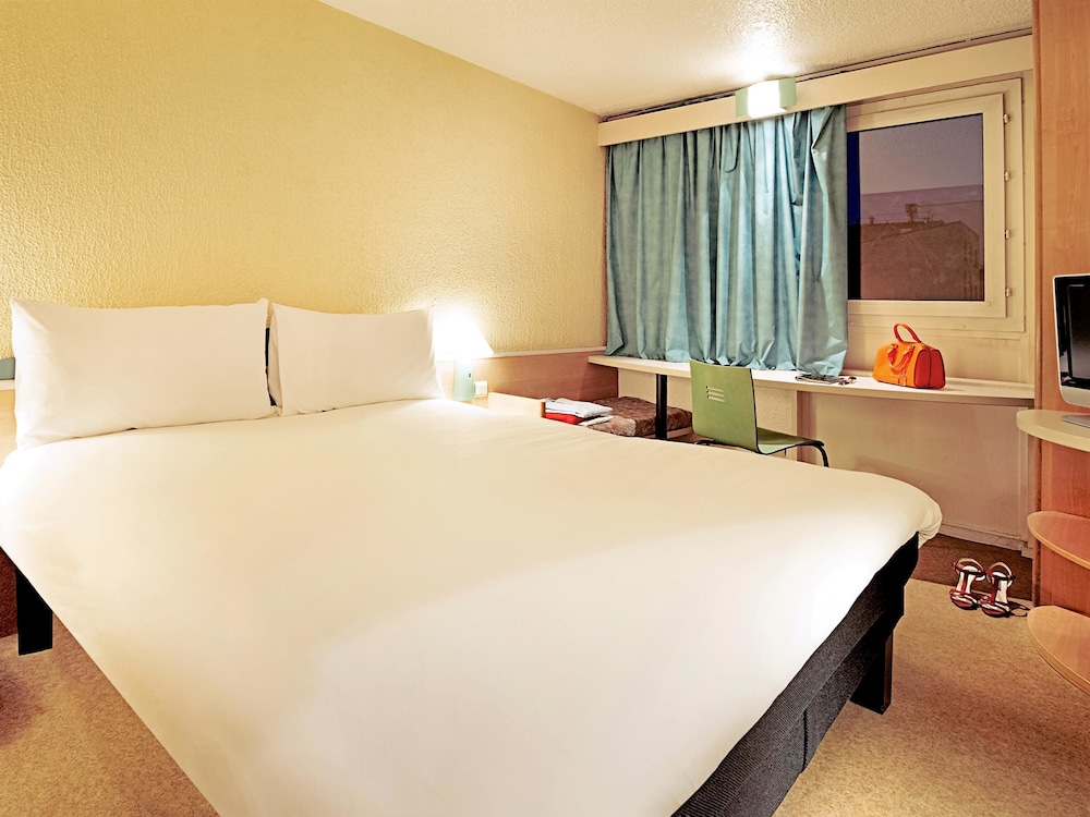Habitación Standard con una cama doble y una cama individual del hotel Ibis Poitiers Sud. Foto 2