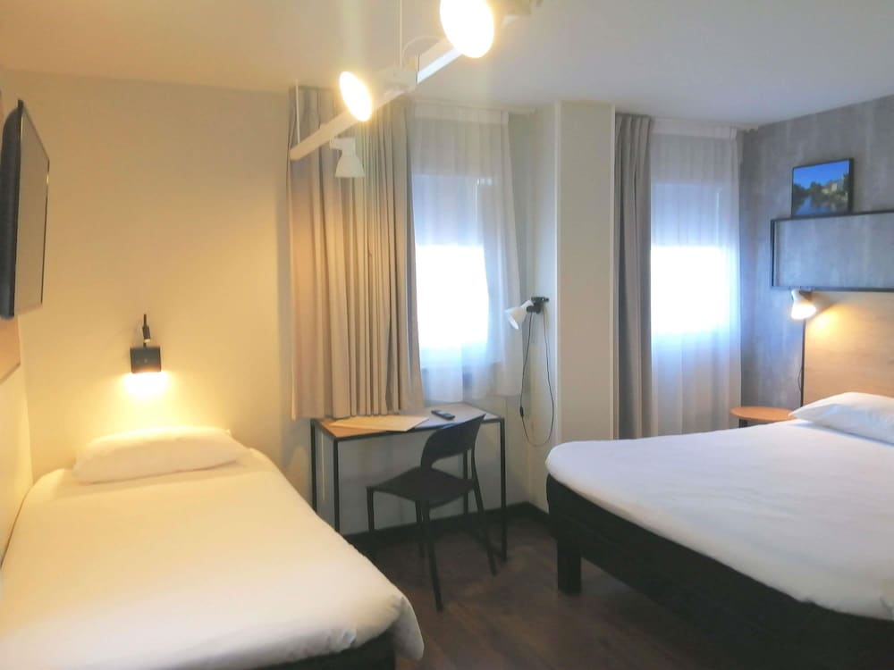 Habitación Standard con una cama doble y una cama individual del hotel Ibis Poitiers Sud. Foto 4