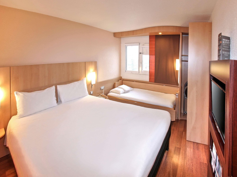 Habitación Standard con una cama doble y una cama individual del hotel Ibis Poitiers Sud. Foto 5