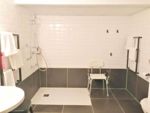 Habitación con cama doble y 2 sofás del hotel Ibis Poitiers Sud. Foto 2