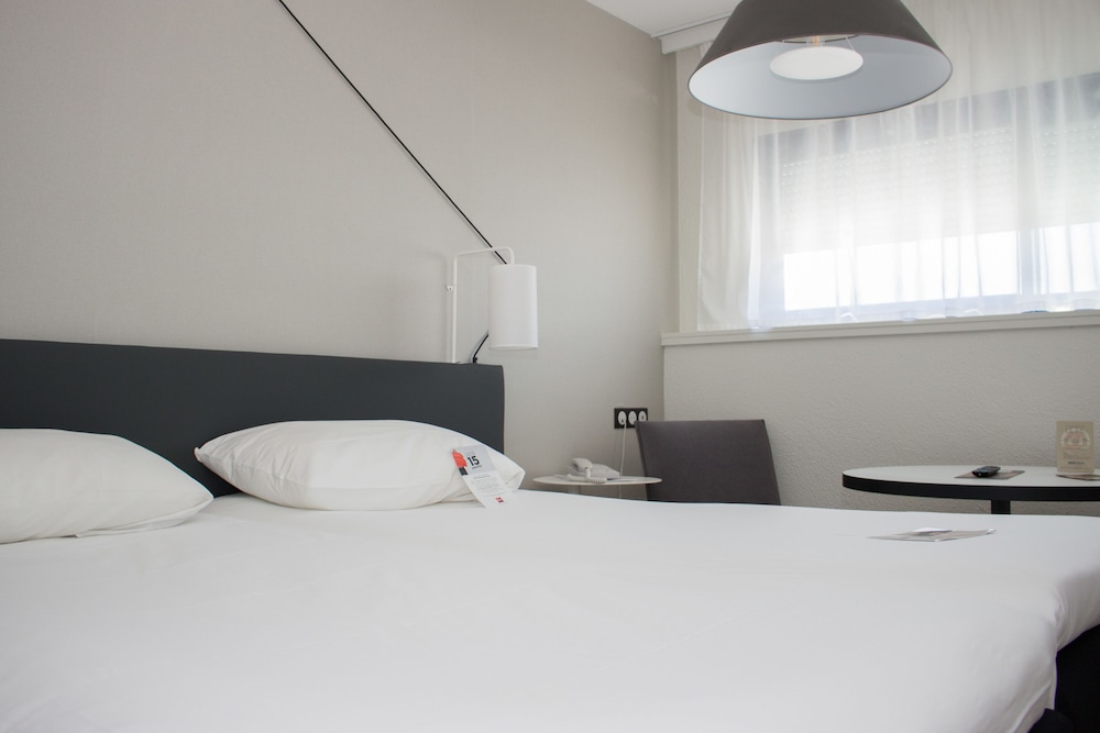 Habitación estándar con dos camas individuales del hotel Ibis Site Du Futuroscope. Foto 2