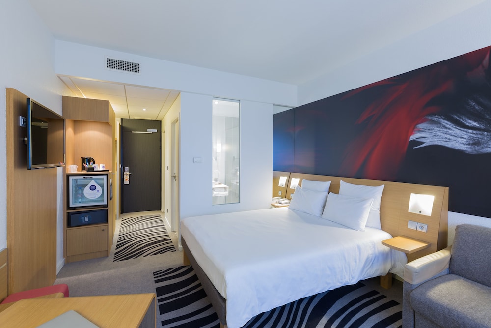 Habitación Superior - 1 cama doble y 1 sofá cama doble del hotel Novotel Poitiers Site Du Futuroscope. Foto 3