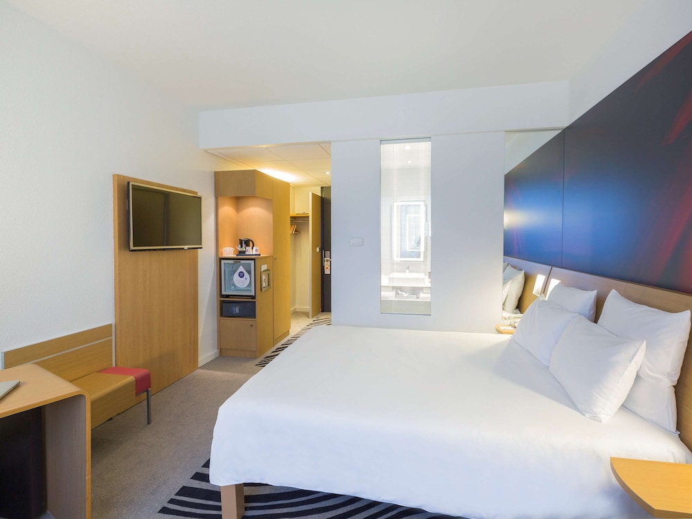 Habitación Superior - 1 cama doble y 1 sofá cama doble del hotel Novotel Poitiers Site Du Futuroscope. Foto 4